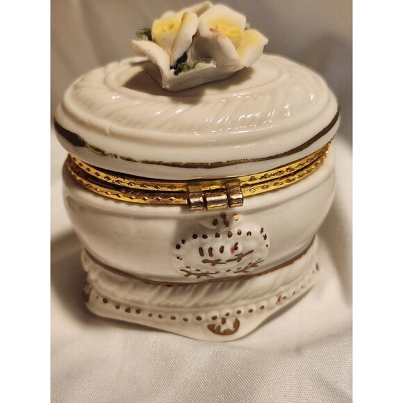 Vintage Ceramic Mini Trinket Box Applied Rose Buds on Lid White W/ Gold Trim - Picture 3 of 6